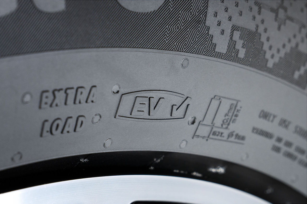 Od roku 2023 pridáva Continental logo EV-compatible na všetky svoje pneumatiky, ktoré sú určené pre elektromobily a optimalizujú ich dojazd.