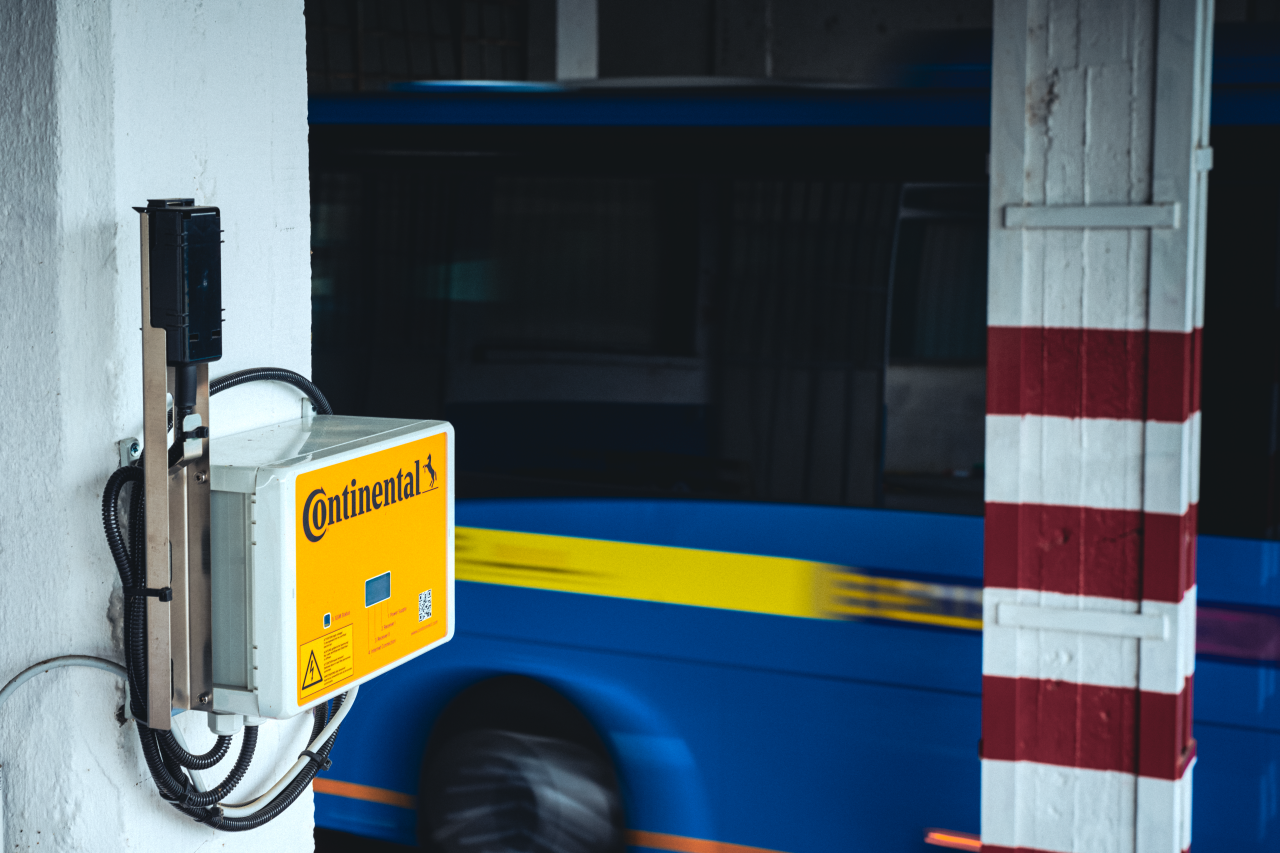 Bus driving past a ContiConnect Yard Reader station